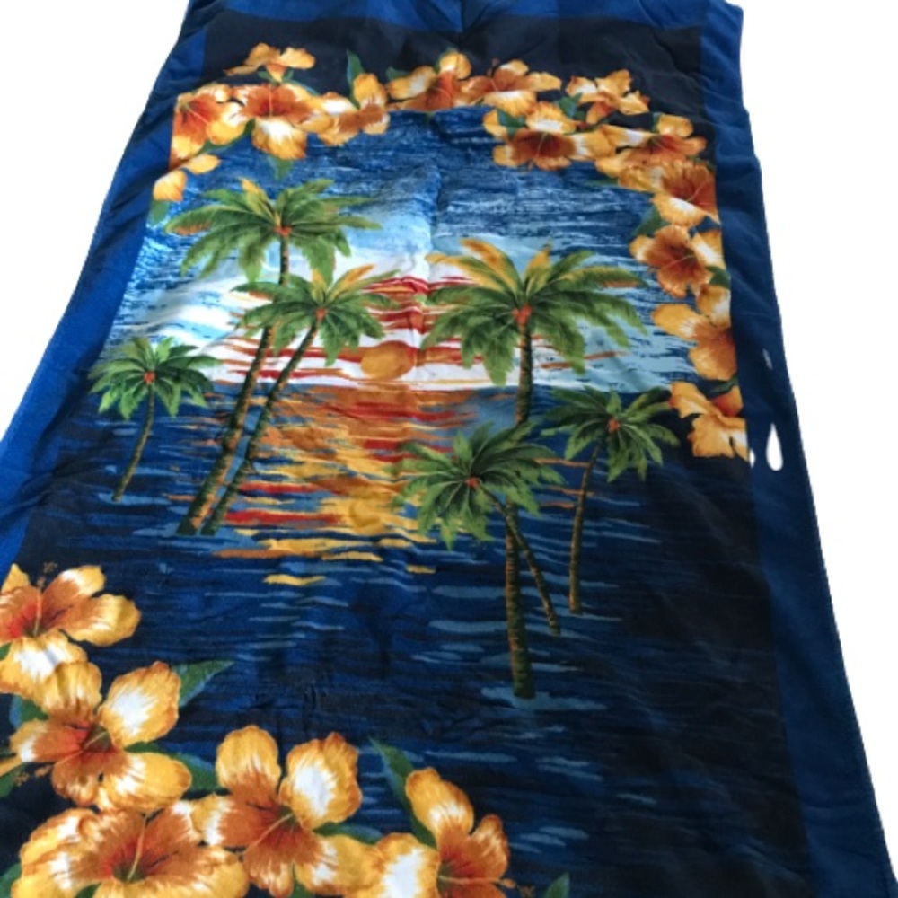 Beautiful Tommy Bahama beach towel. Excellent pre-owned condition.